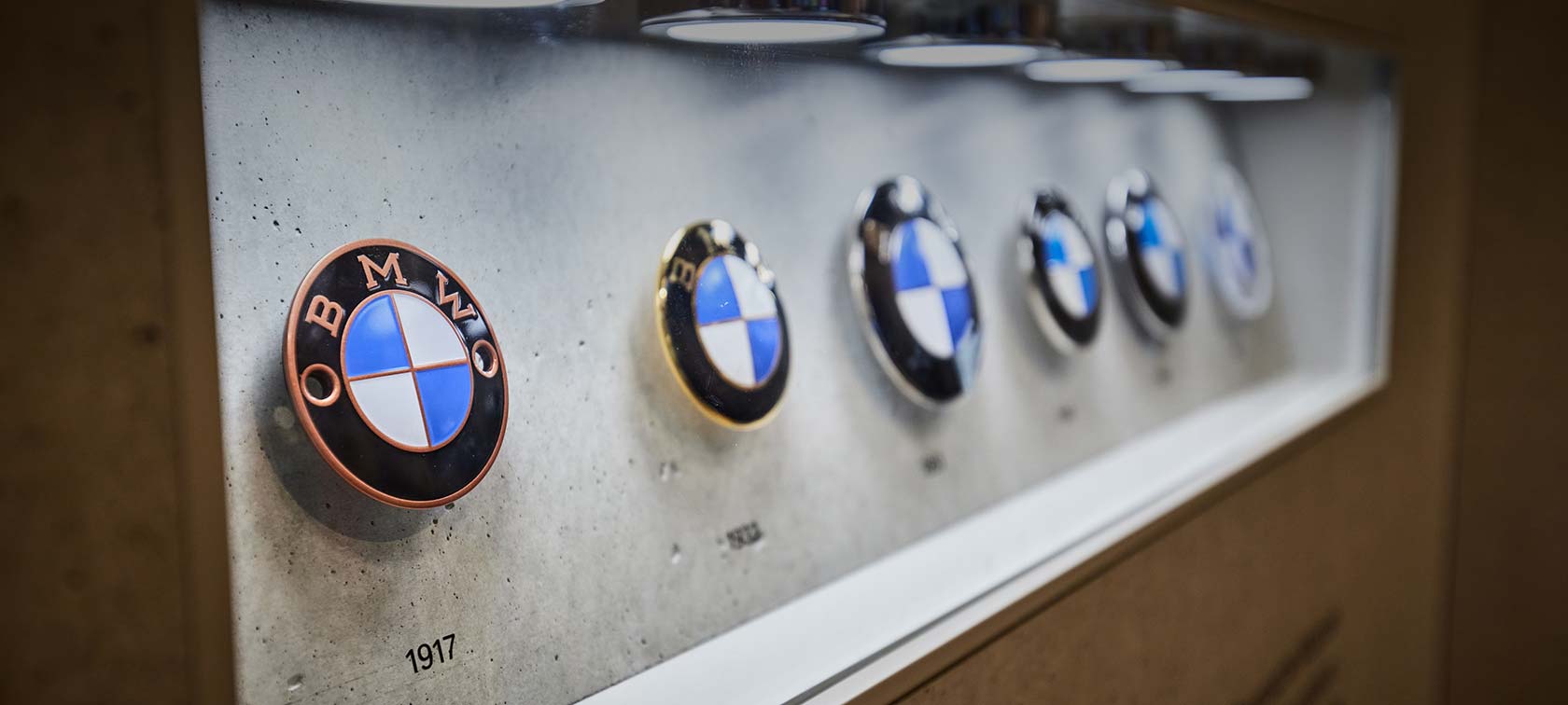 Ausstellung der Entwicklung des BMW Markenlogos seit 1917 im BMW Museum