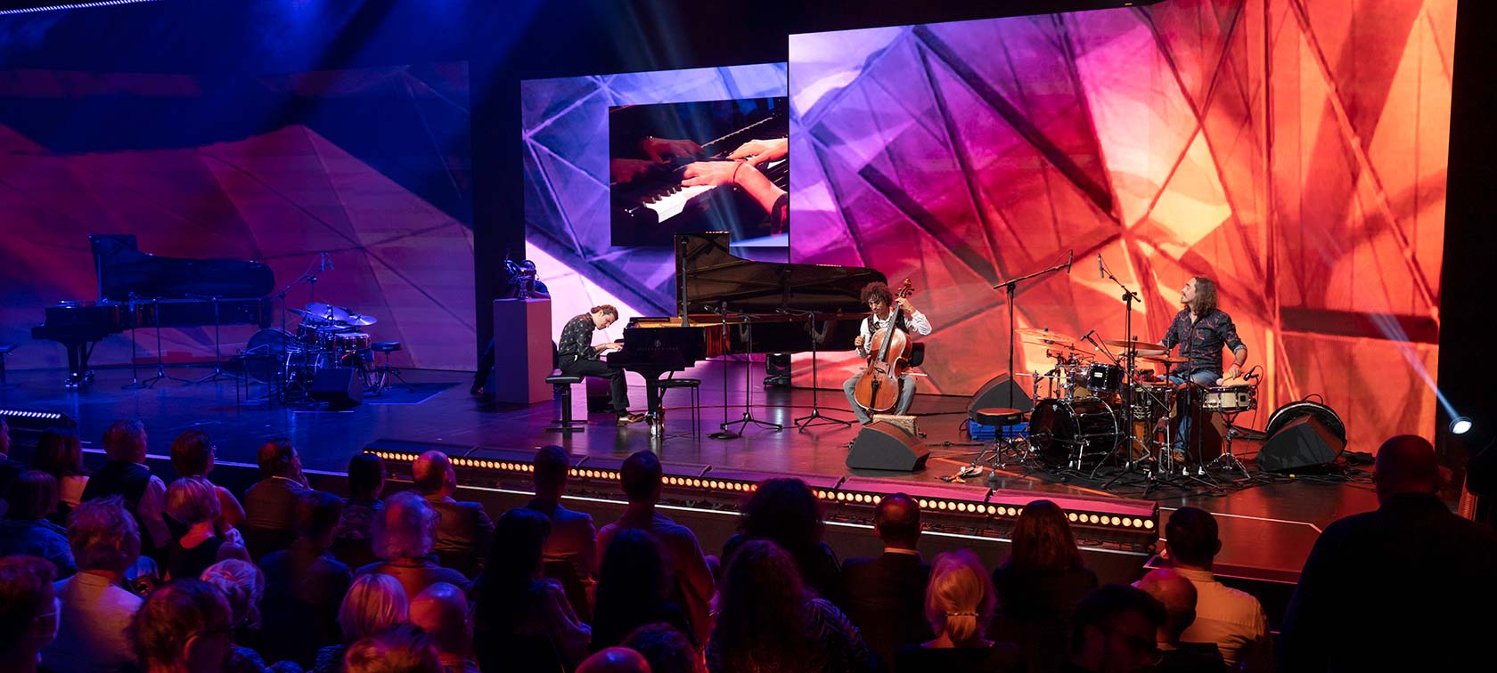 Pianist, Schlagzeuger und Cellist auf der Bühne des Welt Jazz Award in der BMW Welt 