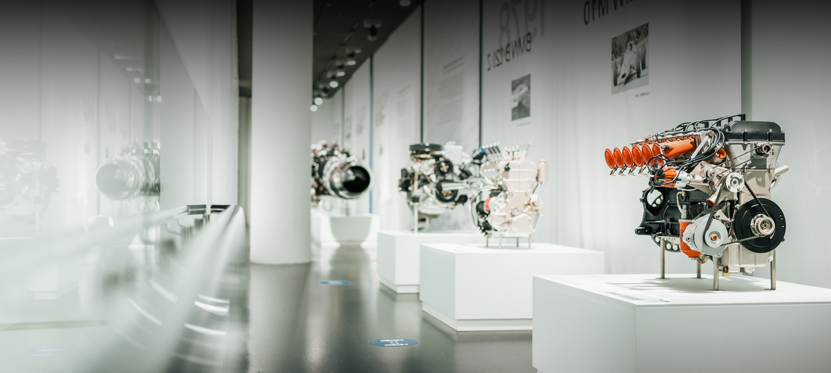 BMW Technologie Ausstellung verschiedenener Motoren über die Jahrzehnte im BMW Museum