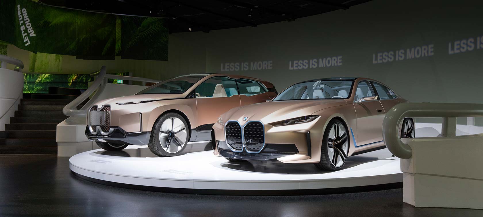 Zwei Re:Imagine Modelle mit Kupferlackierung aus dem BMW Museum