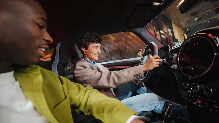 Einfaches Laden des MINI Electric Junge Frau lädt MINI Electric