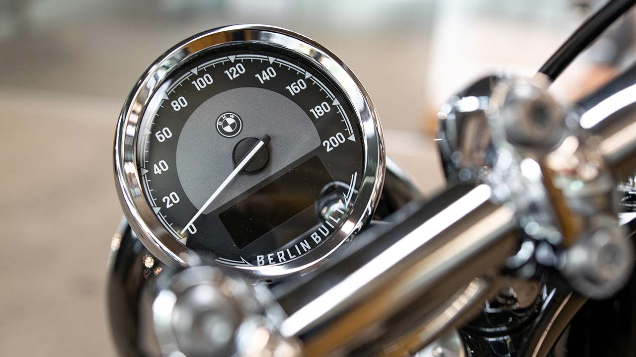 Details des BMW Heritage Analoger Tachometer eines BMW Heritage