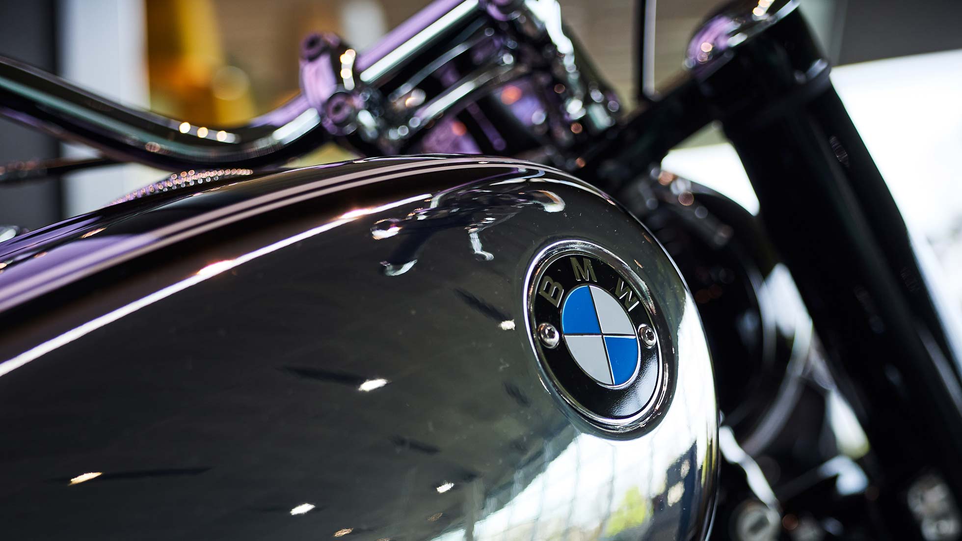 BMW Motorrad Emblem Nahaufnahme eines BMW Motorrad mit BMW Emblem aus der BMW Welt Ausstellung