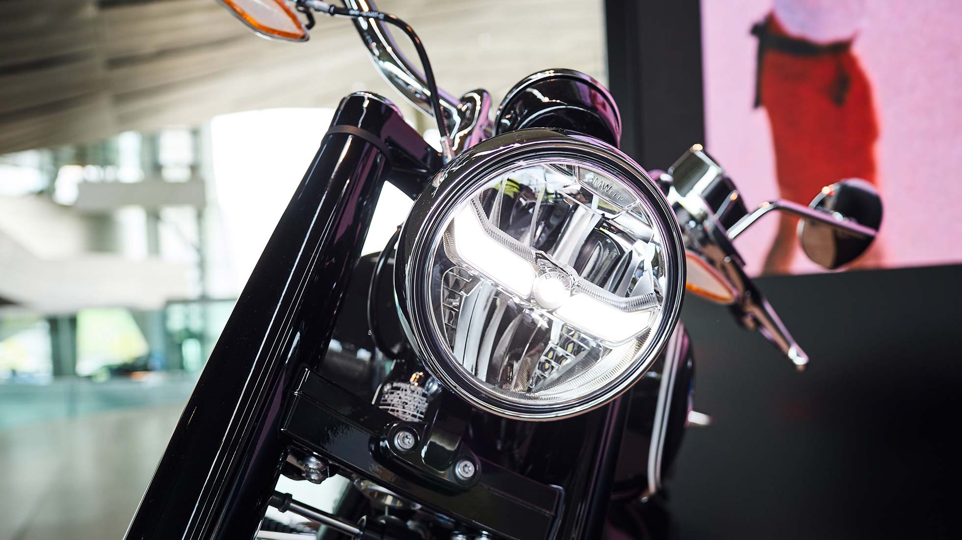 BMW Motorrad Licht Nahaufnahme einer BMW Motorrad Lichtanlage aus der BMW Welt Ausstellung in München