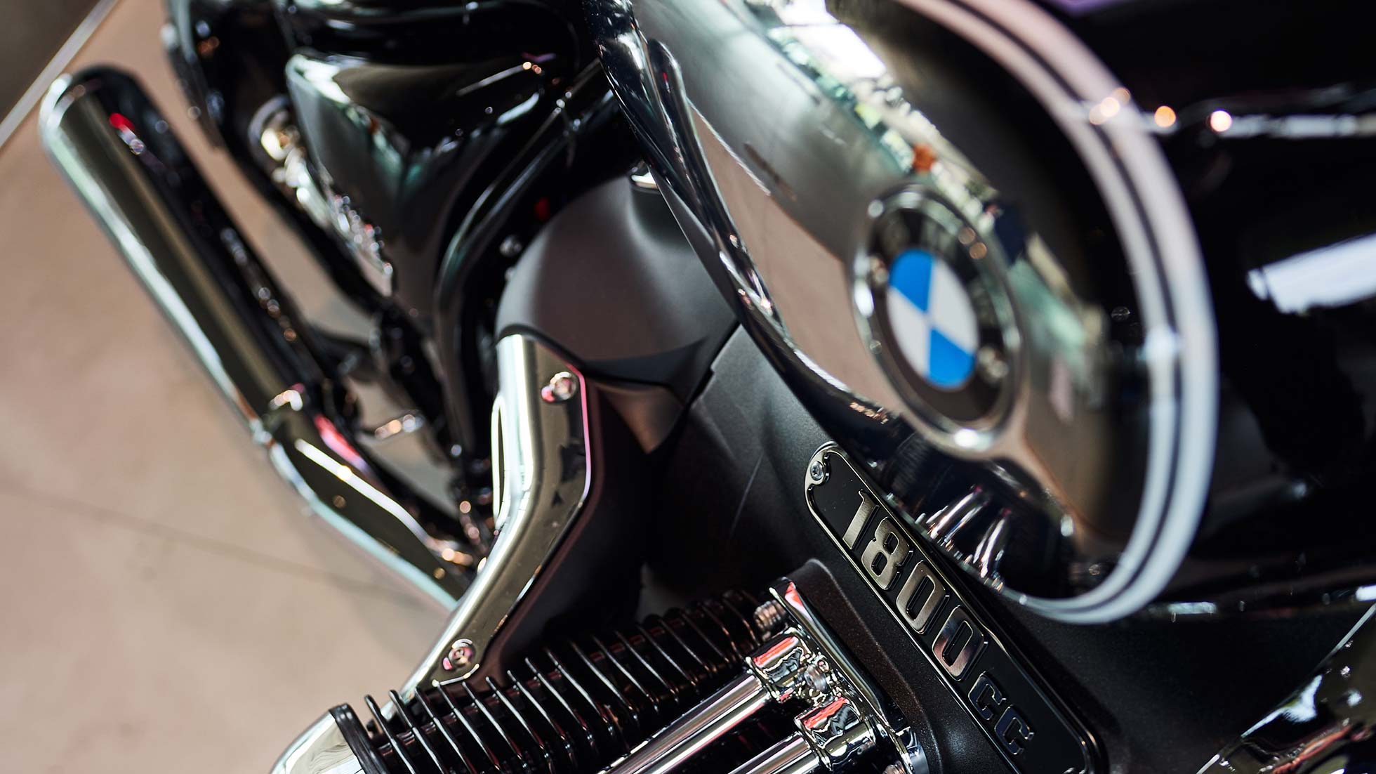 BMW Motorrad Schaltung Nahaufnahme einer BMW Motorrad Schaltung mit BMW Emblem aus der BMW Welt Ausstellung