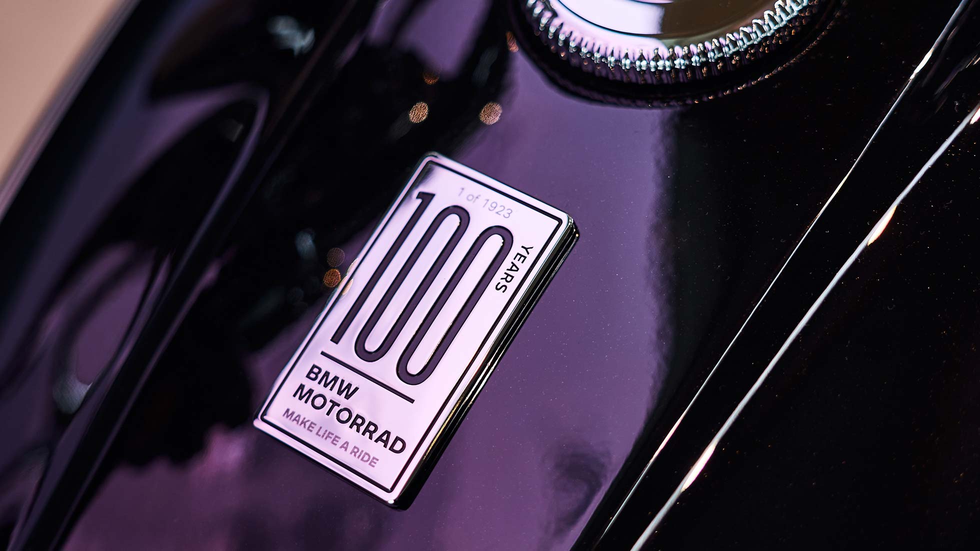 BMW Motorrad 100 Jahre Nahaufnahme eines BMW Motorrad 100 Jahre Signets aus der BMW Welt Ausstellung