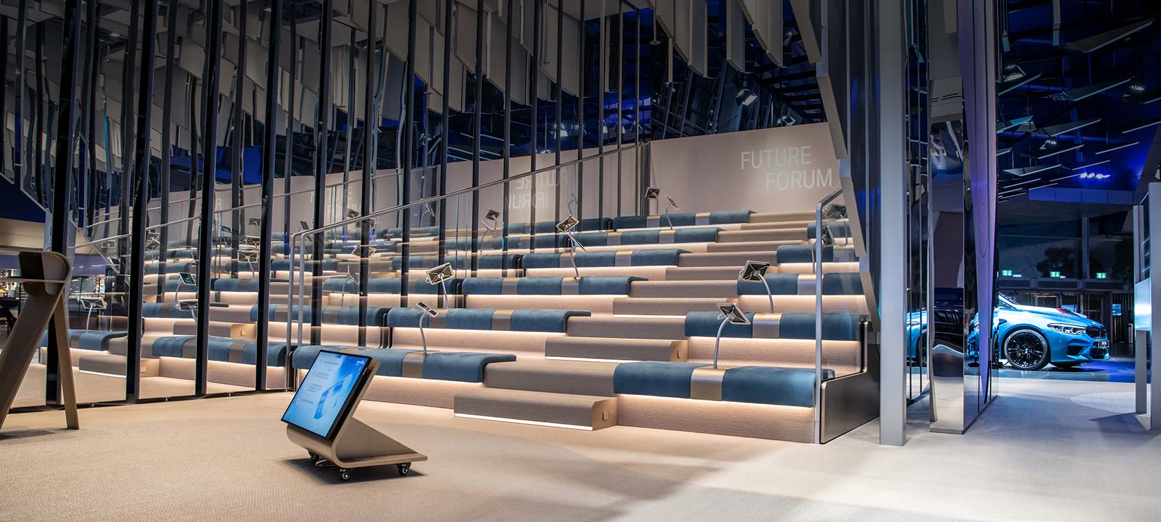 Moderner Stufensaal mit Tablets in der BMW Welt