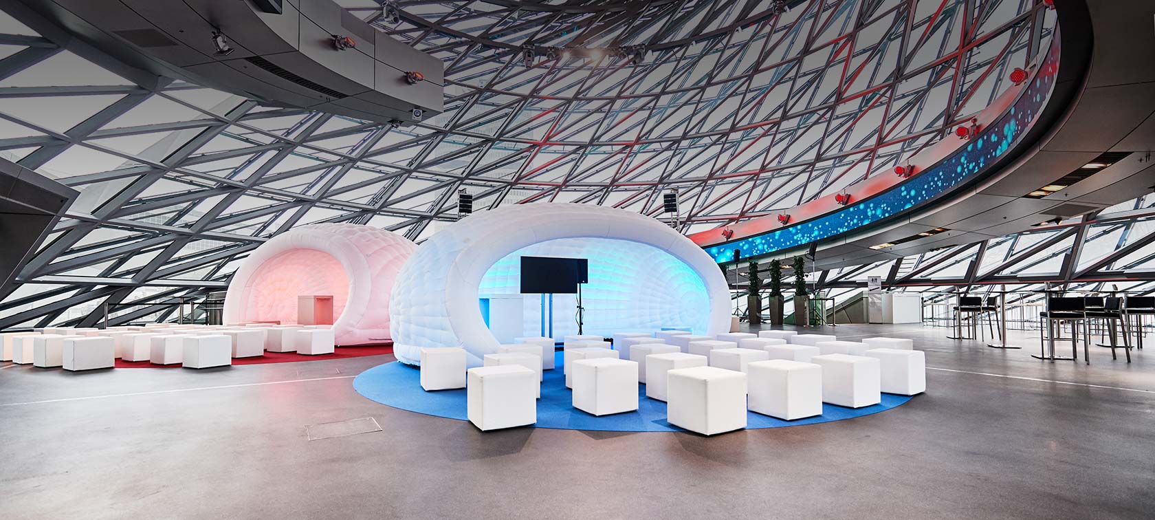 Management Forum im BMW Welt Doppelkegel mit Farbeffekten und Sitzwürfeln