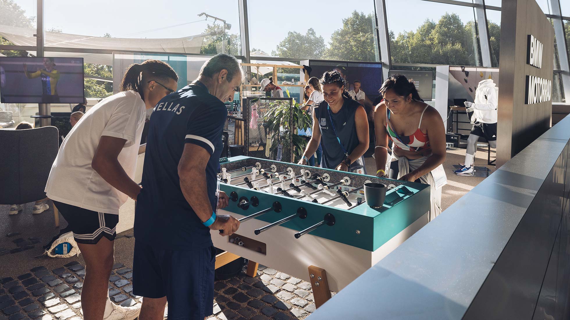 Adidas Athletes Base Sportler:innen spielen Tischkicker in der Adidas Athletes Bases der Bikers Lodge BMW Welt