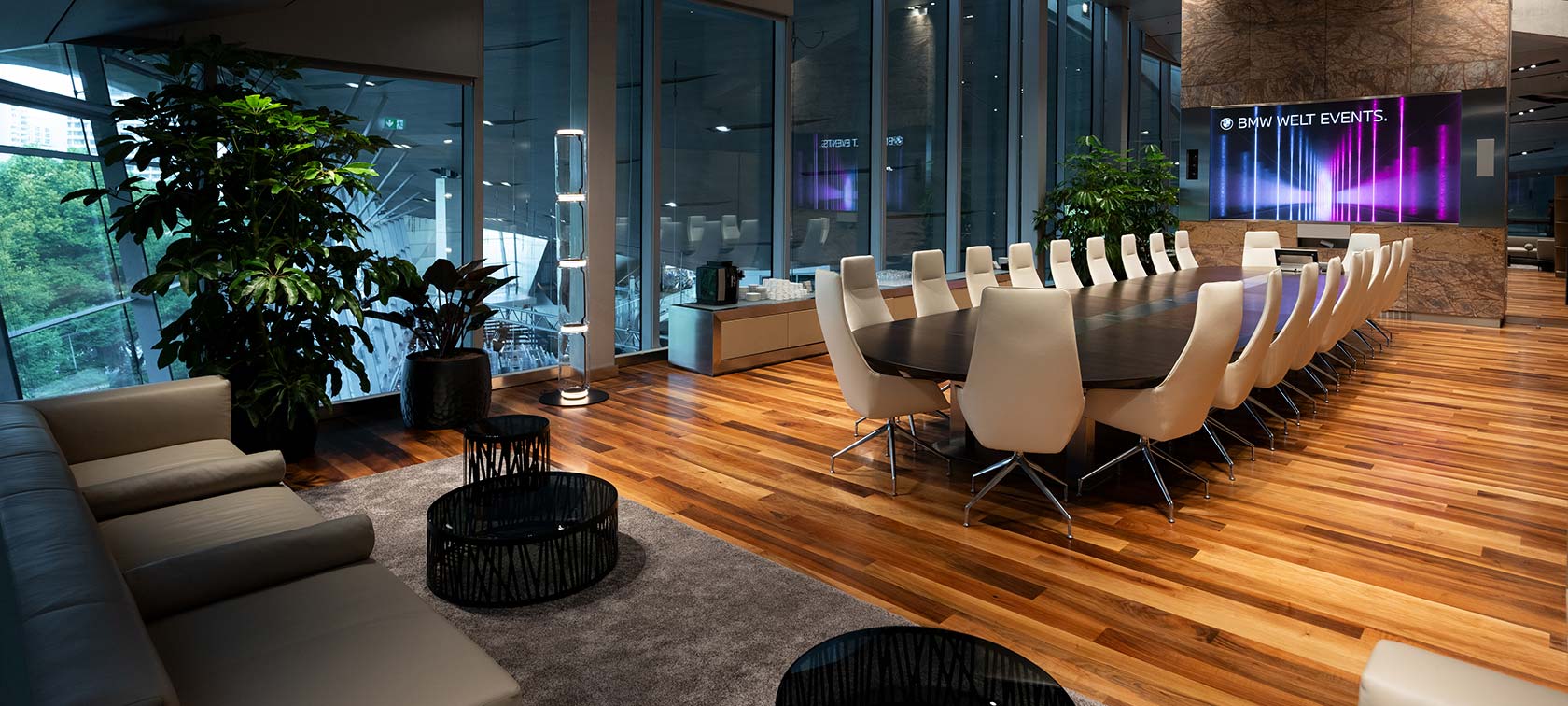 Konferenzraum mit großem Tisch und Bestuhlung im Business Club mit Ausblick über die BMW Welt