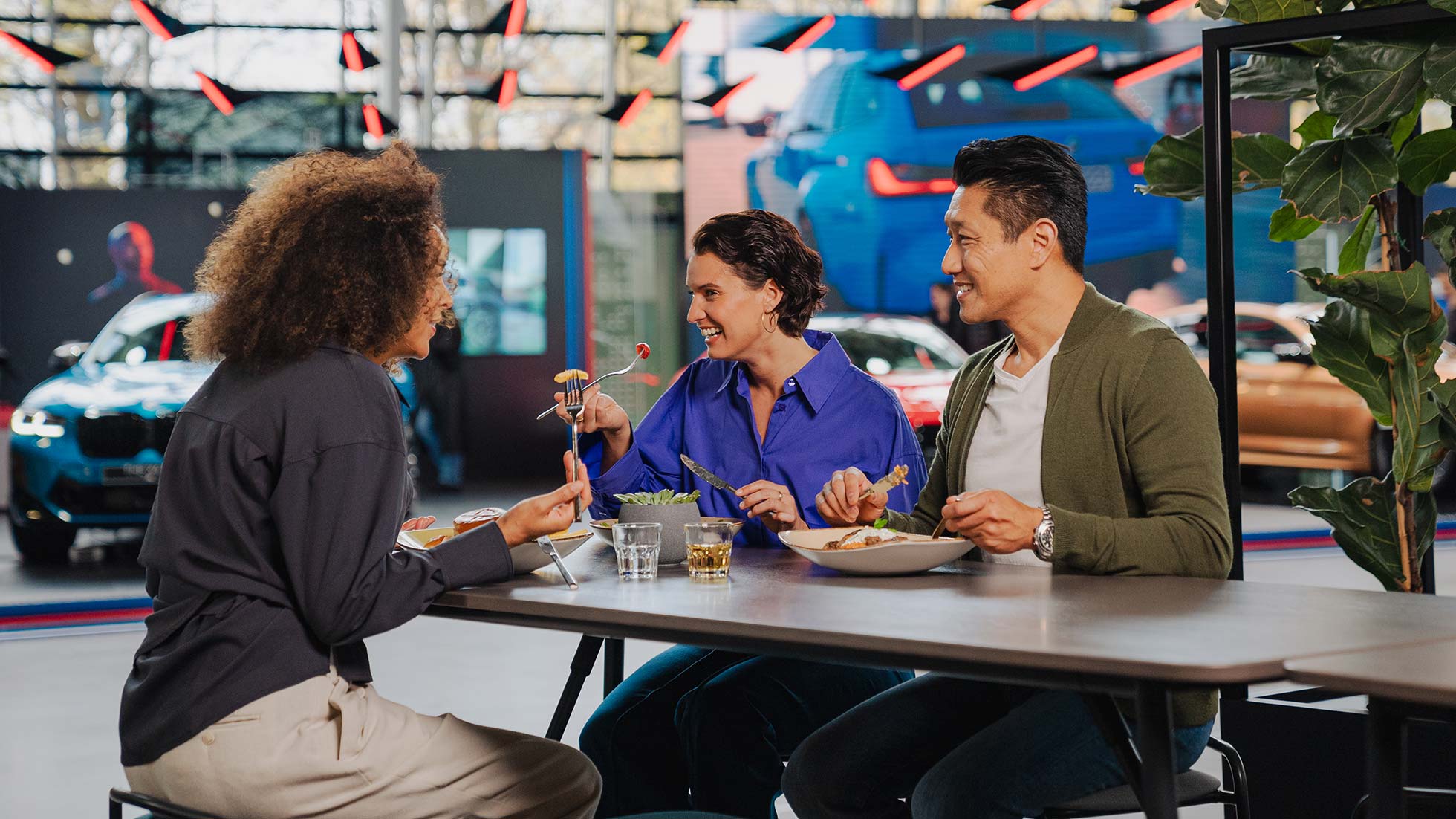 mann trinkt kaffee in coopers lounge und blickt auf die ausstellung der bmw welt mann trinkt kaffee in coopers lounge und blickt auf die ausstellung der bmw welt