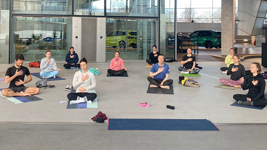 POP UP YOGA IN DER BMW WELT. POP UP YOGA IN DER BMW WELT.