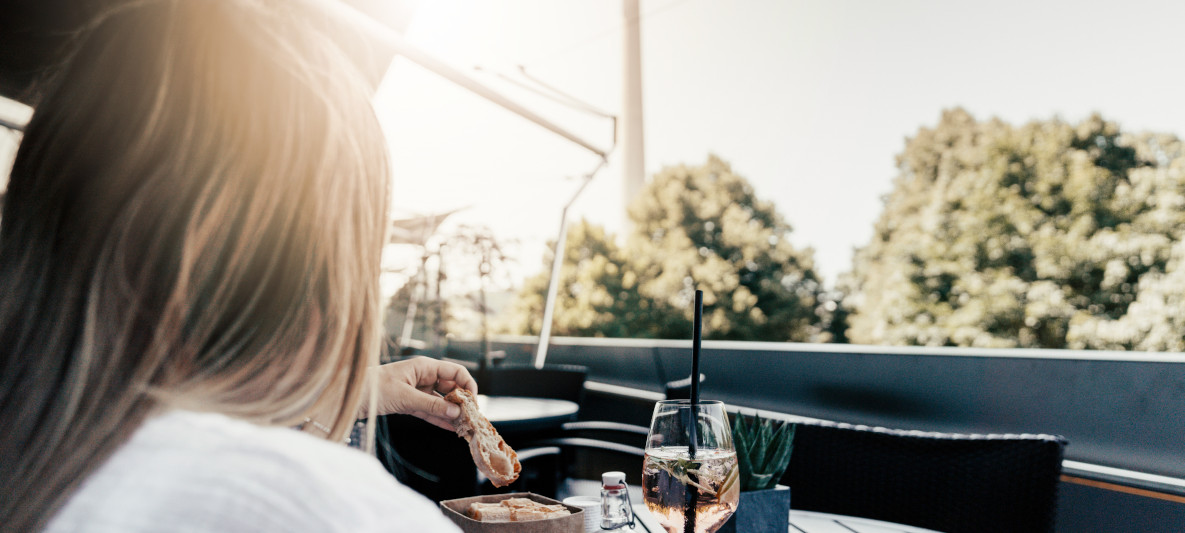SUNDOWNER WITH BEAUTIFUL VIEWS SUNDOWNER WITH BEAUTIFUL VIEWS