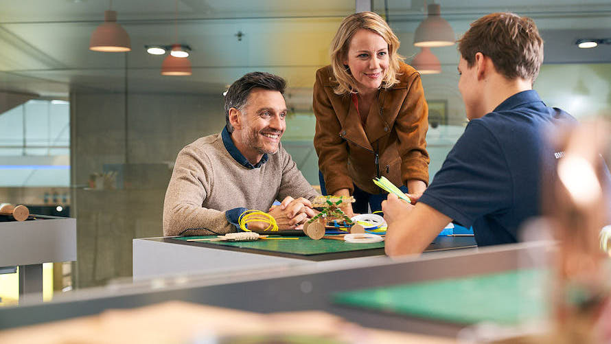 Workshopteilnehmer des BMW Welt Kreativworkshop arbeiten gemeinsam an ihren Projekten 