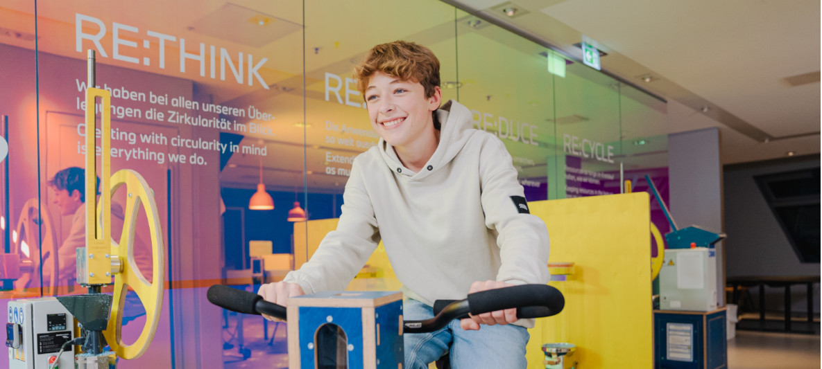 BMW Circular Lab Workshop participant generates electricity in the RE:BMW Circular Lab workshop at BMW Welt