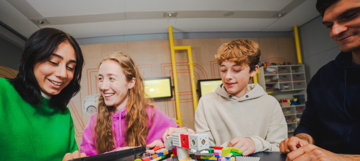 Tinkerbot Workshop Group builds Lego model in BMW Welt workshop