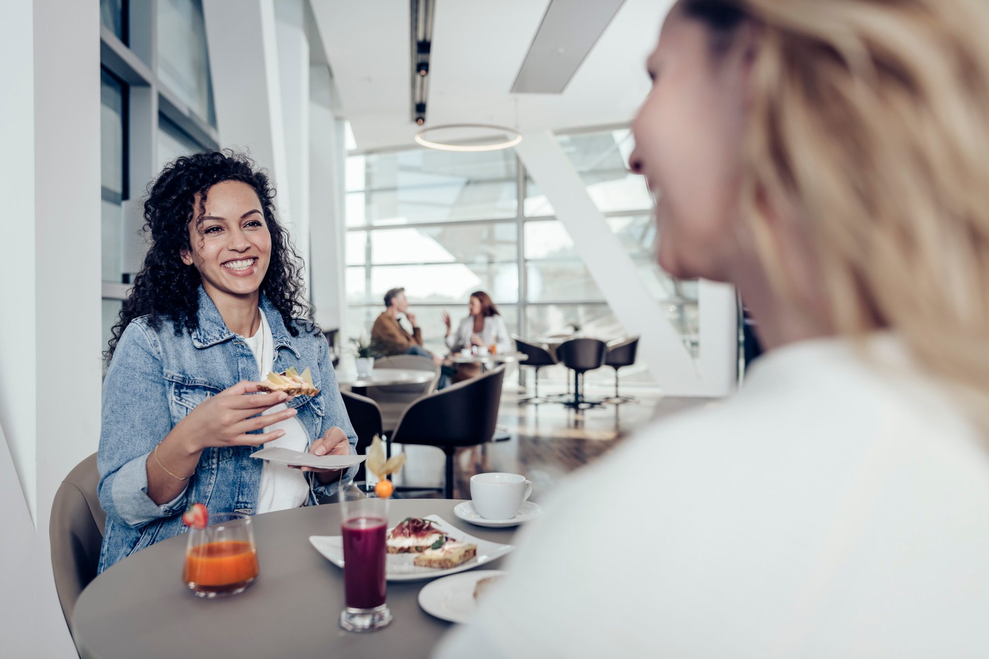 Check In und Erfrischungen in der Premium Lounge.