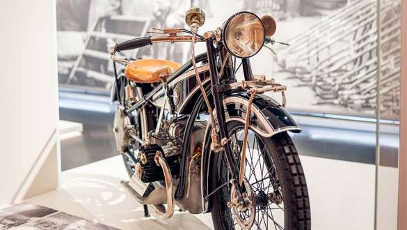 Schwarzes BMW Oldtimer Motorrad im BMW Museum